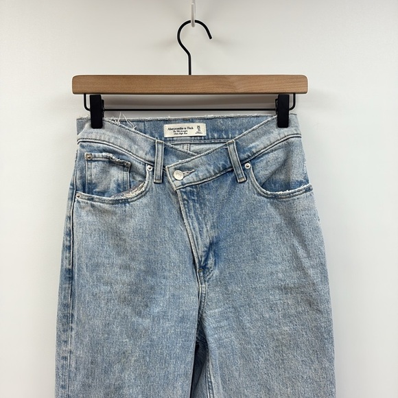 Abercrombie & Fitch The '90s Straight Ultra High Rise Jeans Light Wash Denim 25 - Picture 4 of 10
